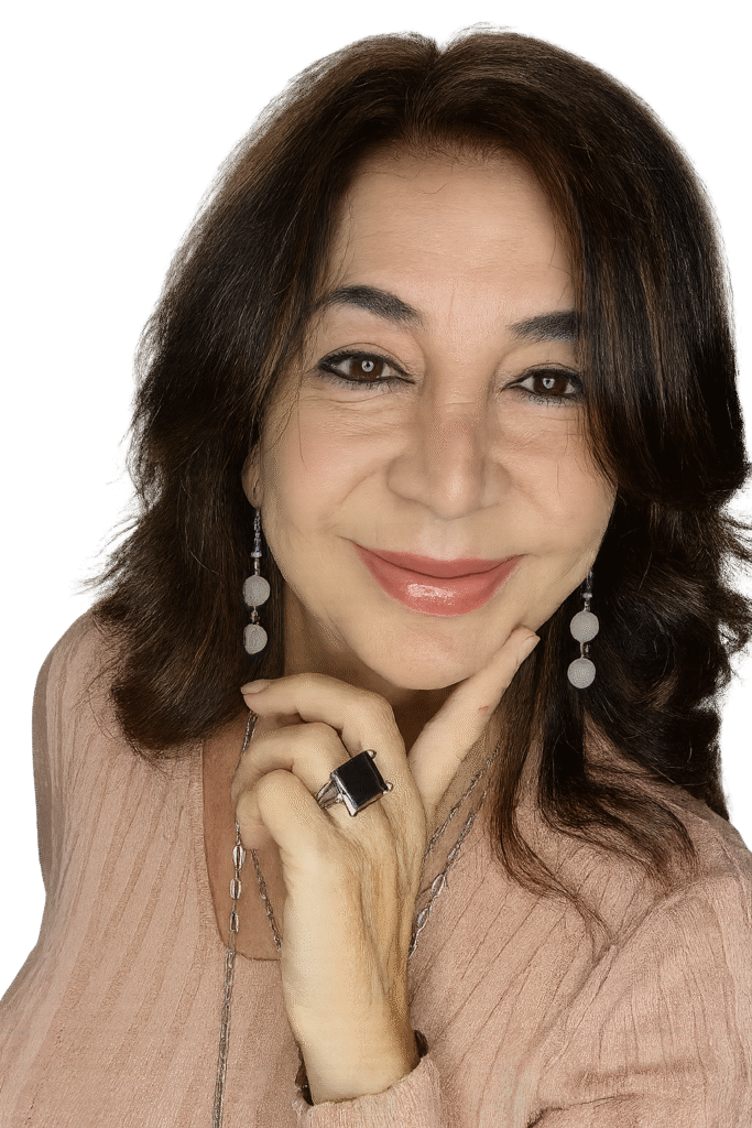 Retrato de Pilar Jiménez, guía espiritual y mentora, mirando a cámara con una expresión serena y cercana.